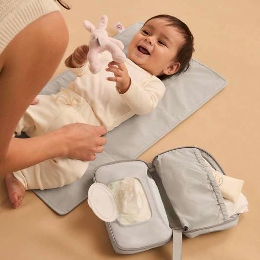 ergobaby-fasciatoio-portatile-2-in-1-con-custodia-borsa-pannolini image 3